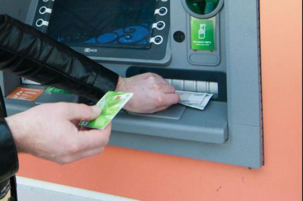 Жители Среднего Урала стали реже пользоваться банкоматами