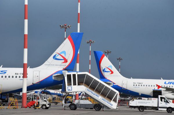 Следователи возбудили уголовное дело после наезда самолета «Уральских авиалиний» на техника