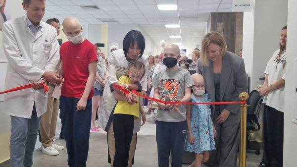 В объективе — жизнь: Татьяна Савинова открыла фотовыставку с историями детей, победивших рак