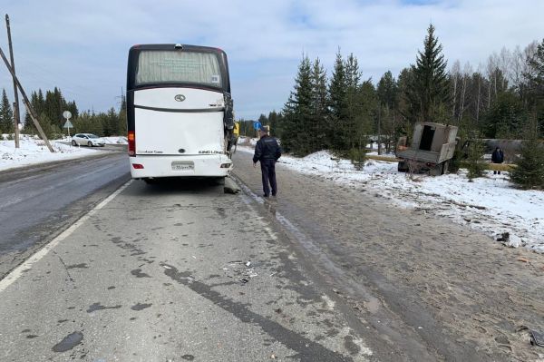 В Свердловской области на трассе грузовик влетел  в междугородний автобус