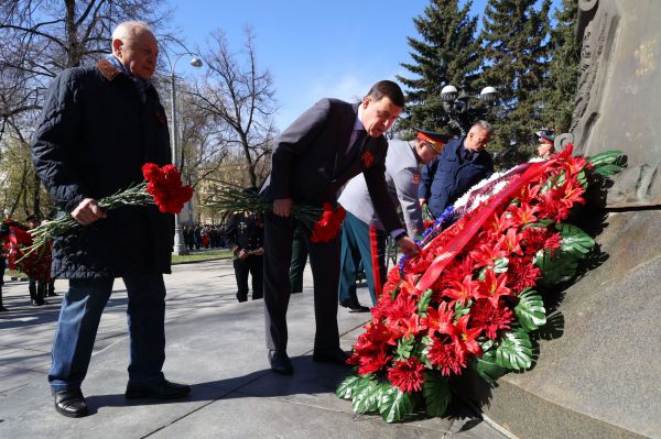 Глава Среднего Урала возложил цветы к памятнику маршалу Жукову