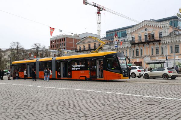 В Екатеринбурге начал курсировать новый трехсекционный трамвай