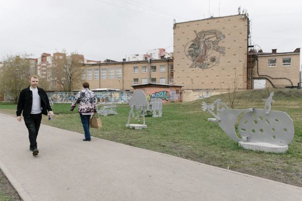 В Екатеринбурге фигуры из огромного конструктора от кинотеатра «Заря» переехали на новое место