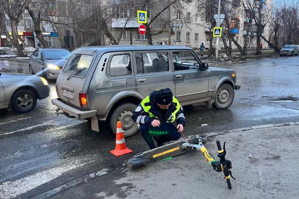 В Екатеринбурге 14-летняя школьница на электросамокате попала в ДТП