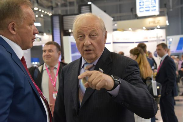 Первый губернатор Свердловской области Эдуаррд Россель покидает Совет Федерации
