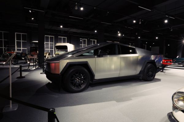 Оцени ходовые качества Tesla Cybertruck Cyberbeast