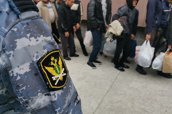 Свердловские приставы с начала года отправили на родину более 600 иностранцев