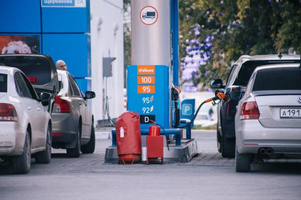 Поставки бензина в регион увеличены, ситуация стабилизируется — заявил губернатор на встрече с журналистами