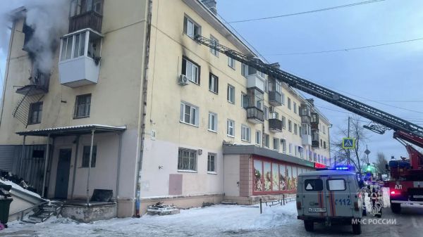 ЧП в Первоуральске: в жилом доме произошел хлопок бытового газа, начался пожар, есть пострадавшие