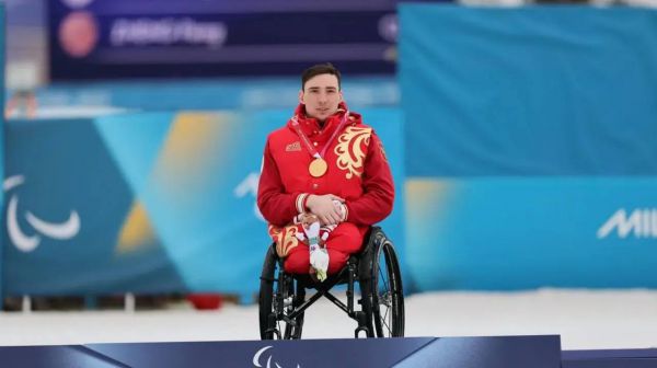 Второе золото у российского дыжника-паралимпийца на дистанции 20 километров с раздельным стартом