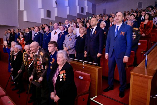 Денис Паслер и Артём Жога поздравили уральцев с наступающим Днём Победы на торжественном собрании