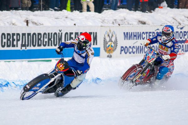 В Каменске-Уральском открылся сезон мотогонок на льду