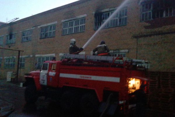 В Туринске потушили пожар на заводе