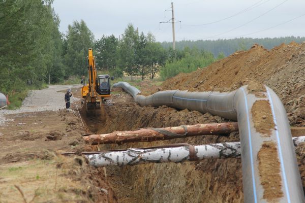 Строители начали укладку труб на трассе водовода  для Каменска-Уральского