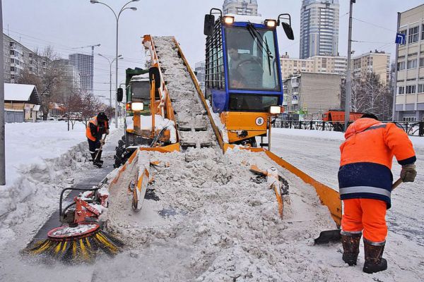 В Екатеринбурге  УК выплатила  100 тысяч рублей за упавший на машину снег