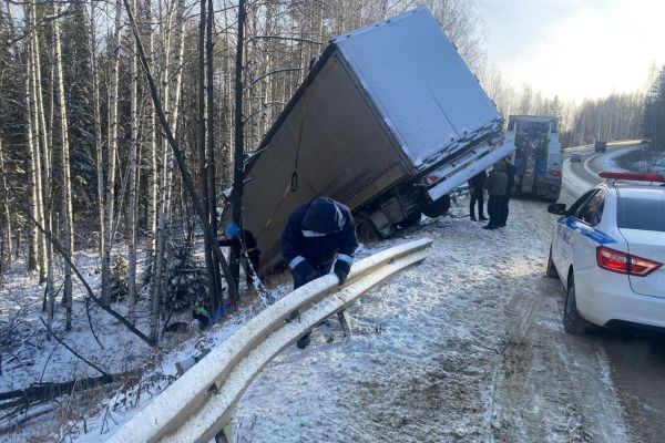 На свердловской трассе ограничили движение из-за грузовика, упавшего в кювет