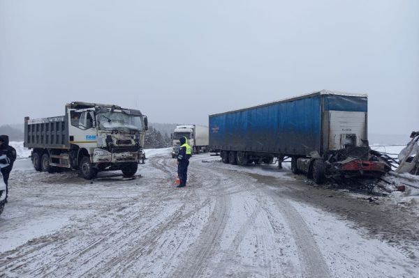 Движение транспорта на ЕКАД ограничили из-за аварии