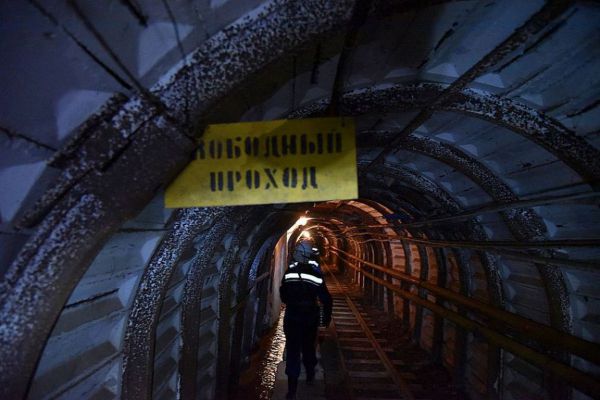 В Свердловской области шахтеры застряли под землей из-за обвала