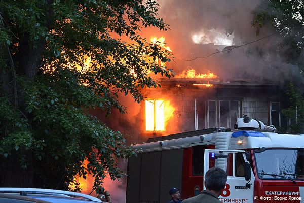 В Первоуральске мальчики играли в доме и подожгли его