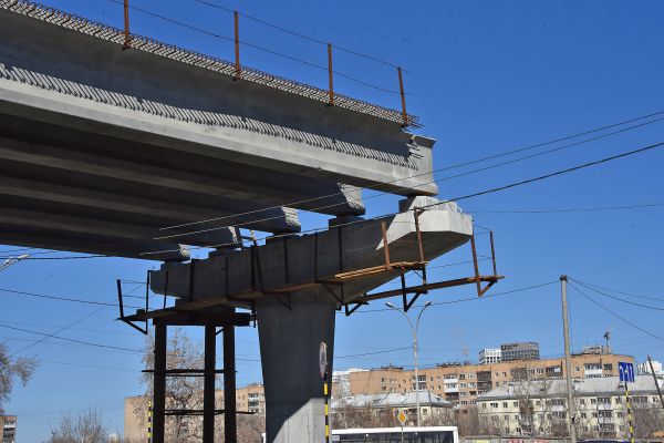 В Екатеринбурге продлили сроки закрытия движения транспорта по Комсомольской