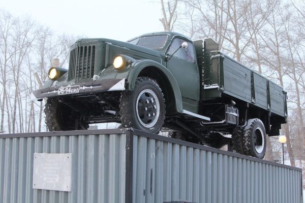 В Каменске-Уральском вернули на постамент  грузовик с полувековой историей