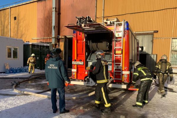 В Екатеринбурге горит склад на Артинской