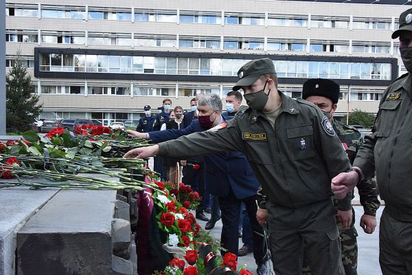 Фоторепортаж: уральцы почтили память жертв терактов