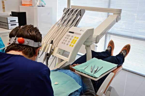 В УрФУ научились делать на 3D-принтере зубные имплантаты