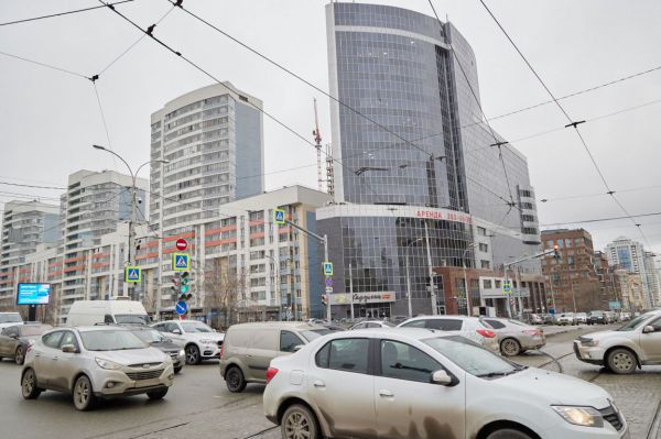 В Екатеринбурге продолжают устранять последствия атаки беспилотника на жилую высотку