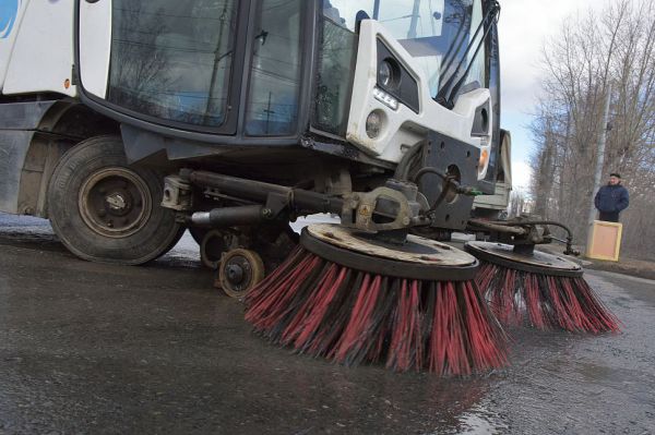 За сутки коммунальные службы очистили Екатеринбург от 431 тонны грязи и 76 тонн мусора