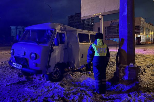 В Нижнем Тагиле пьяный водитель «буханки» врезался в столб