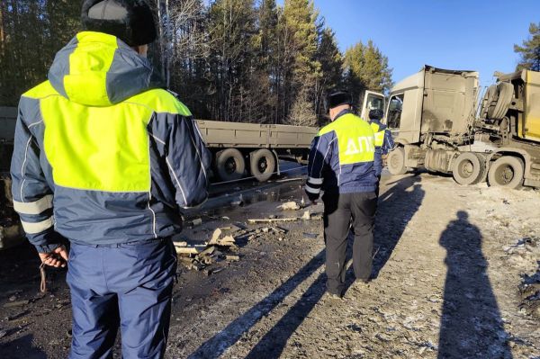 Серовский тракт перекрыли из-за страшной аварии с двумя грузовиками