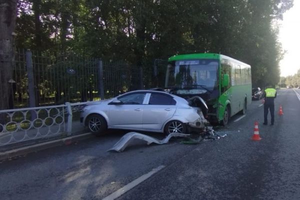 Пассажирский автобус попал в аварию на Старой Сортировке