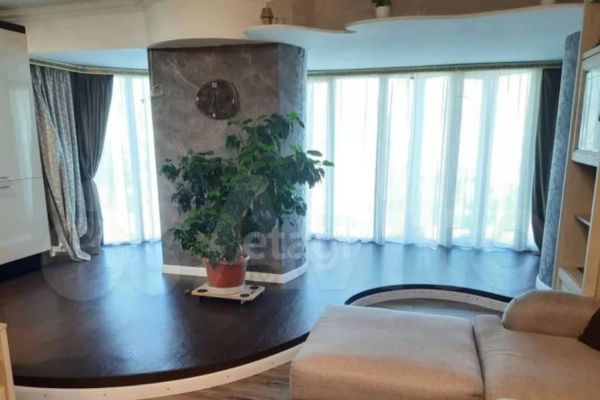 В центре Екатеринбурга за 9 млн продают знаменитую квартиру с золотым балконом