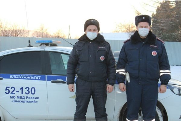 Свердловские инспекторы ДПС вытащили двоих человек из горящего дома