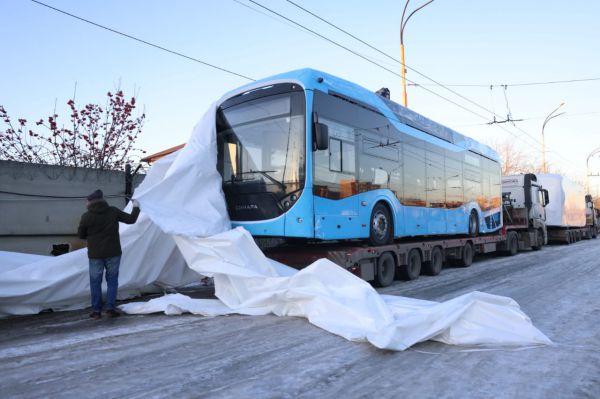 В Екатеринбург привезли первые низкопольные троллейбусы от «Синары»