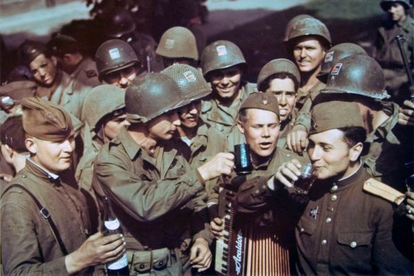 До Победы оставалось… 28 апреля 1945 года «Уральский» писал о легендарной встрече советских и американских войск на Эльбе
