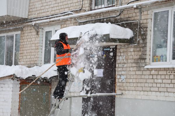 Уральцам напомнили, кто должен очищать крыши и козырьки балконов от снега