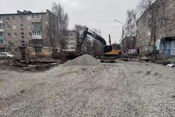 Ремонт затянули, но тепло дали: в Алапаевске заканчивается реконструкция улицы