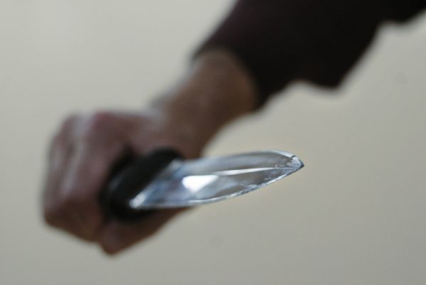 Свердловчанин, рассказывая о любимой, пырнул себя ножом прямо в отделении полиции