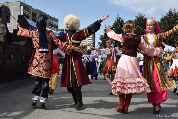 Русские пляски, осетинскию лезгинку, еврейские и вьетнамские танцы увидят гости фестиваля «Урал объединяет народы»