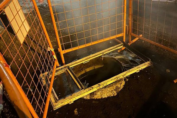 В Екатеринбурге школьник упал в коллектор с горячей водой на Уралмаше