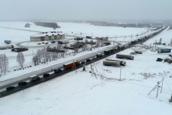 На трассе Пермь — Екатеринбург образовалась гигантская пробка