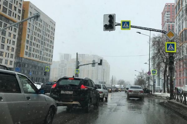 В Екатеринбурге из-за снегопада начали ломаться светофоры