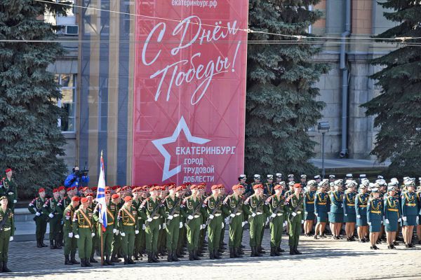 Евгений Куйвашев обратился к уральцам  с трибуны парада Победы