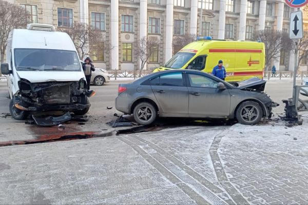 В Екатеринбурге ДТП парализовало движение по улице Малышева