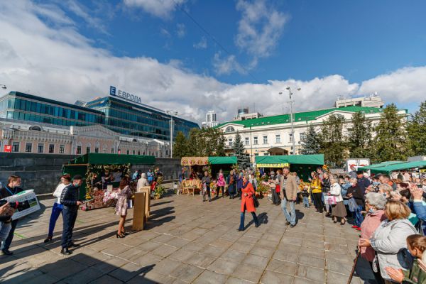 В выходные на главной площади Екатеринбурга закроют парковку