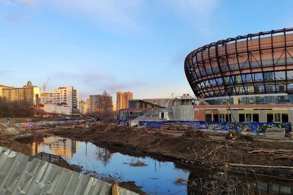 Мэр Екатеринбурга объяснил, почему на набережной у ледовой арены УГМК вырубили деревья