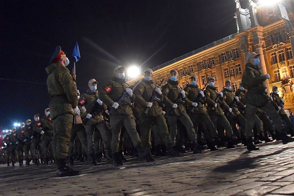 Фоторепортаж: в Екатеринбурге состоялась первая тренировка Парада Победы