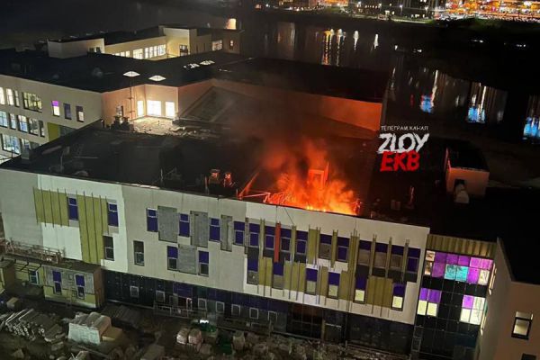 В Екатеринбурге произошел пожар в строящейся школе на Рощинской